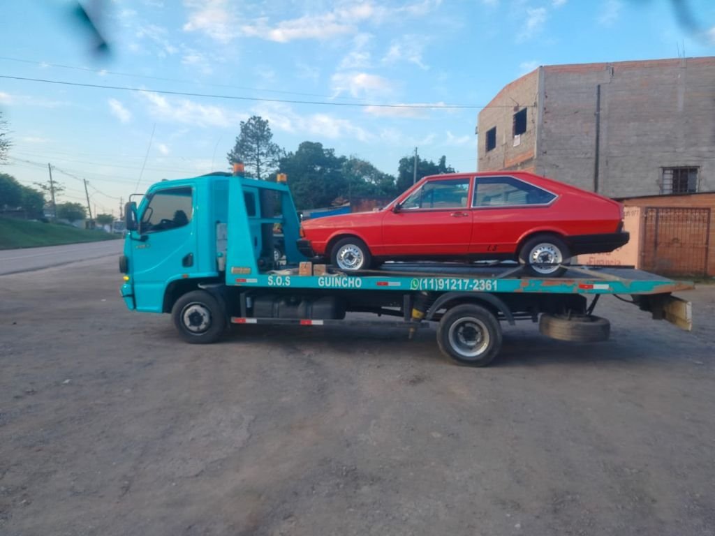 Carro vermelho transportado no guincho
