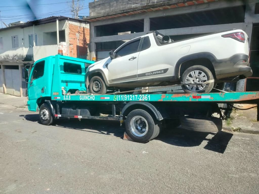 Guincho plataforma da Rubão no transporte de uma picape branca
