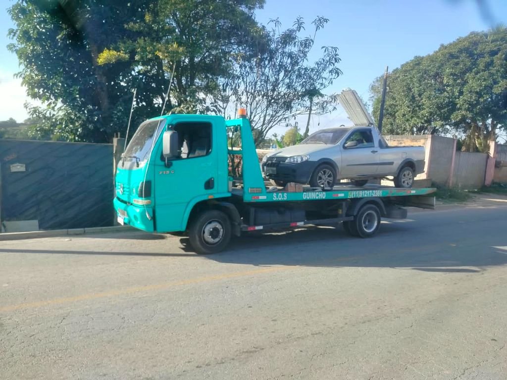 Transporte de veículo utilitário na plataforma