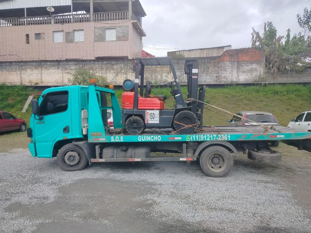 Empilhadeira na plataforma da Rubão Guincho