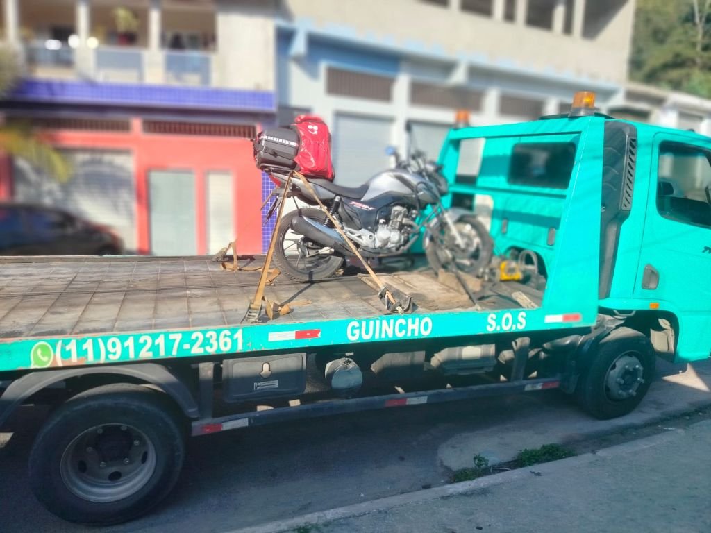 Motocicleta fixada na plataforma para transporte