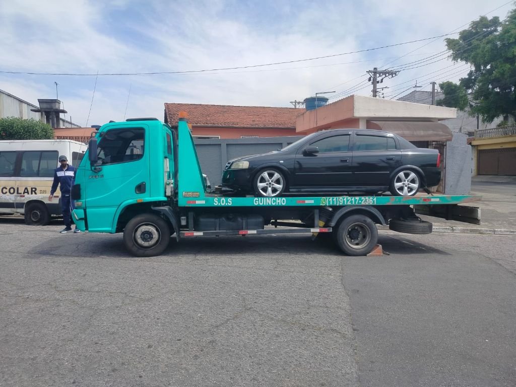 Sedan preto na plataforma da Rubão Guincho